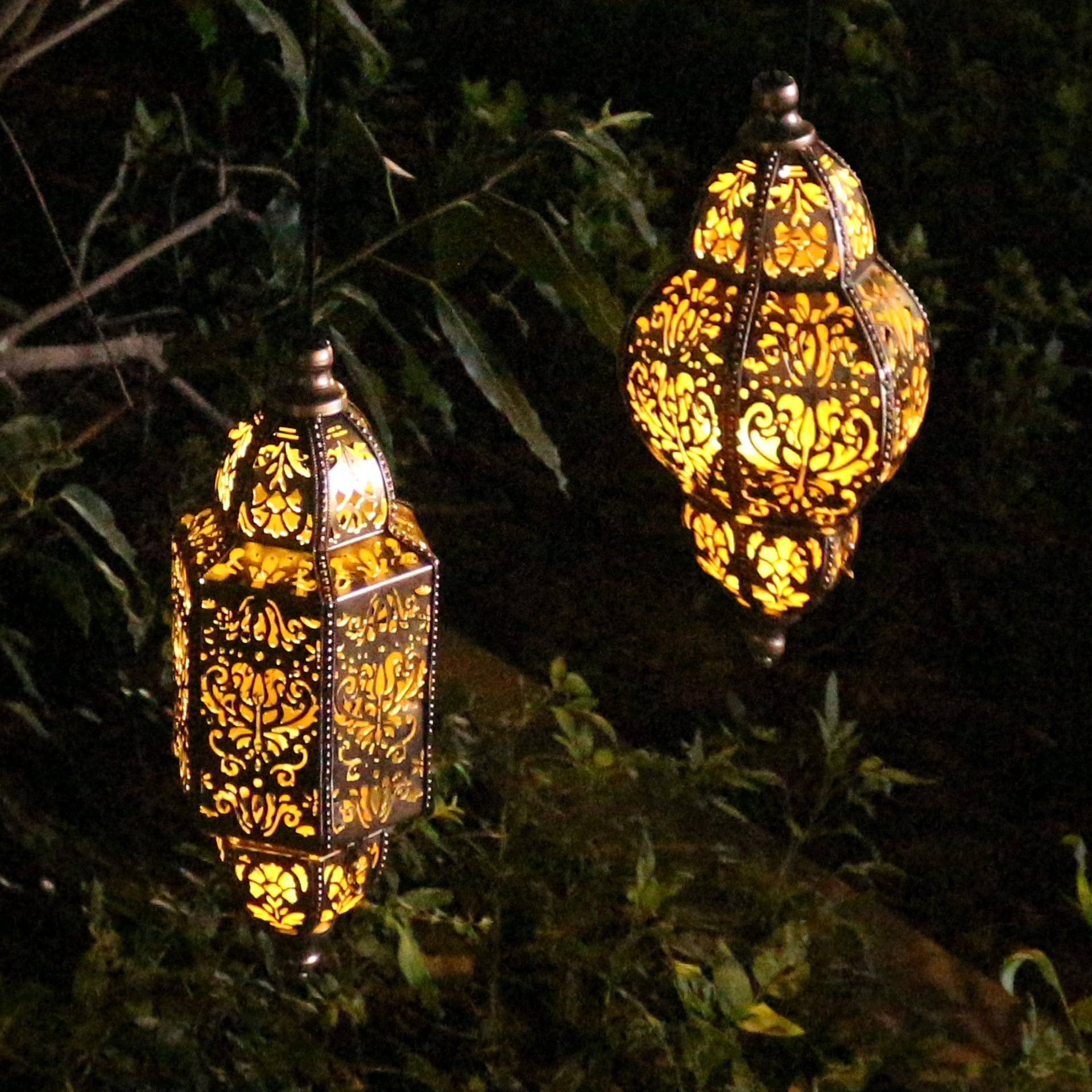 Baroque cross-border European and American style garden lamp, solar-powered iron art baroque hollow-out projection lamp for artistic ambiance in homestays
