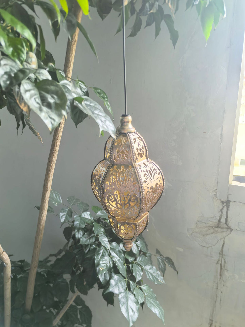 Baroque cross-border European and American style garden lamp, solar-powered iron art baroque hollow-out projection lamp for artistic ambiance in homestays