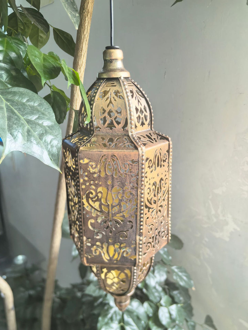 Baroque cross-border European and American style garden lamp, solar-powered iron art baroque hollow-out projection lamp for artistic ambiance in homestays