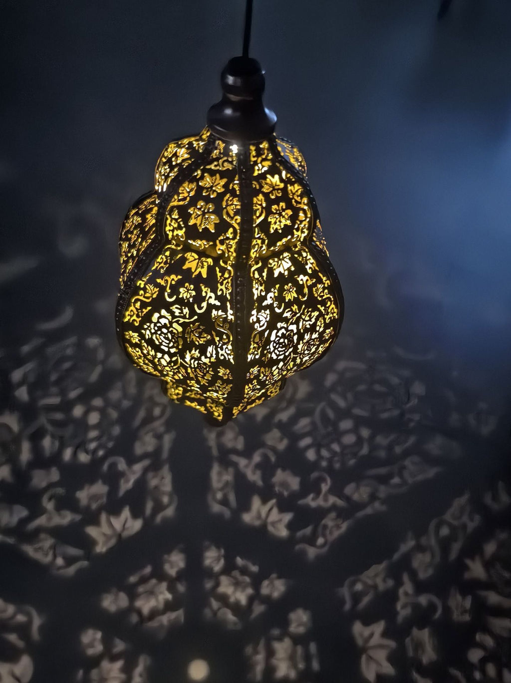 Baroque cross-border European and American style garden lamp, solar-powered iron art baroque hollow-out projection lamp for artistic ambiance in homestays