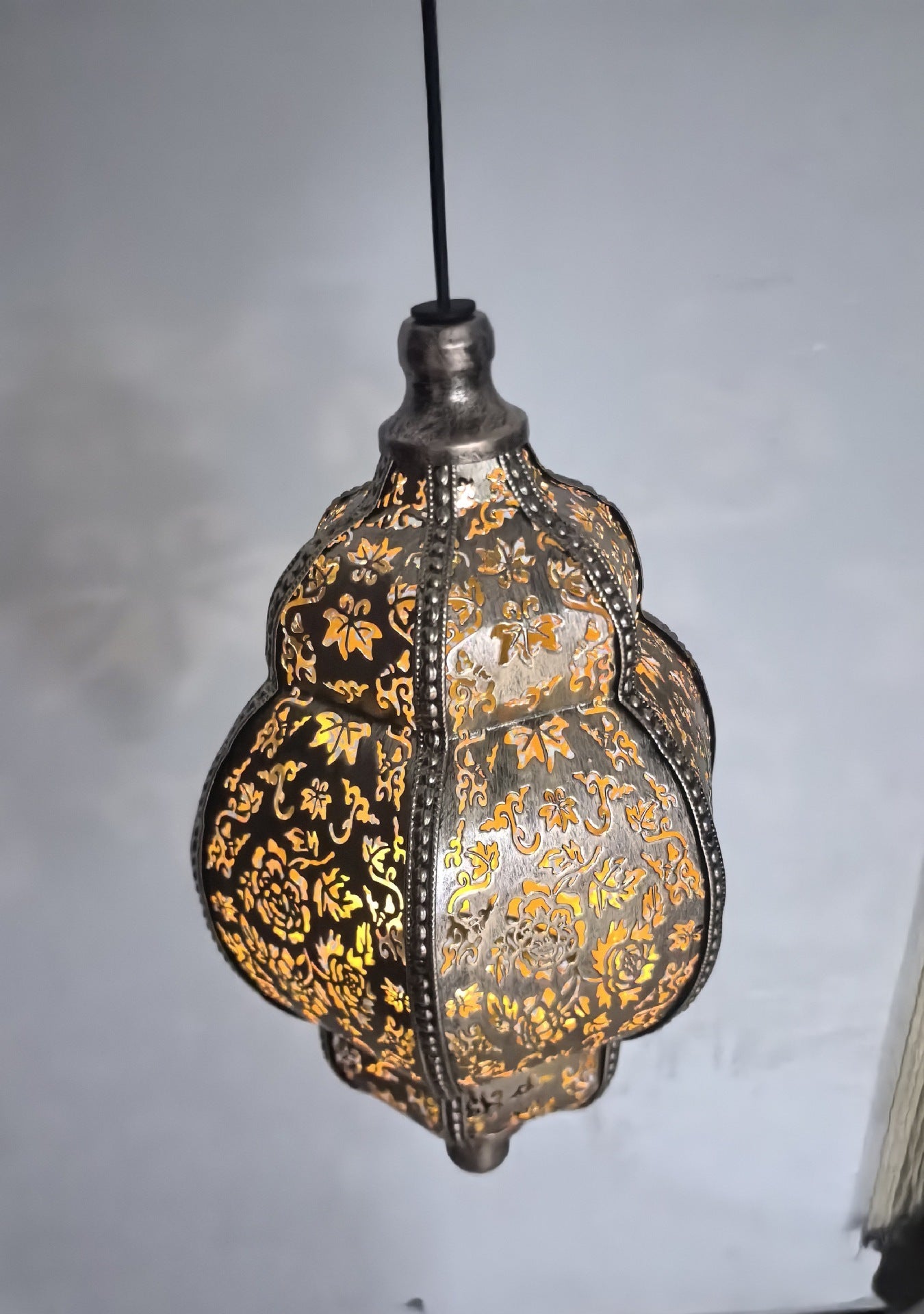 Baroque cross-border European and American style garden lamp, solar-powered iron art baroque hollow-out projection lamp for artistic ambiance in homestays