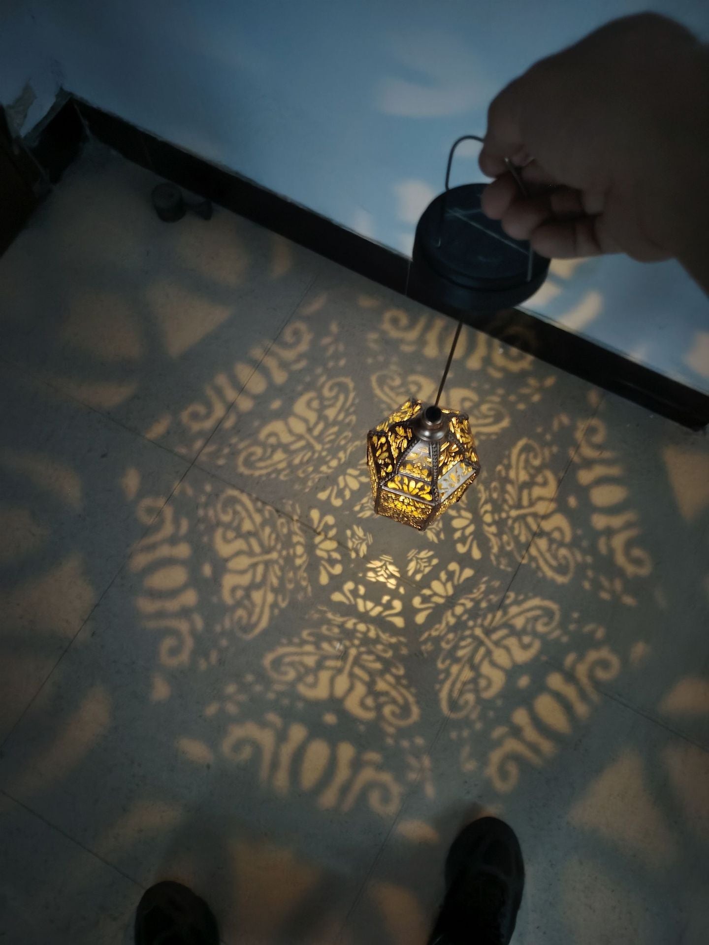 Baroque cross-border European and American style garden lamp, solar-powered iron art baroque hollow-out projection lamp for artistic ambiance in homestays