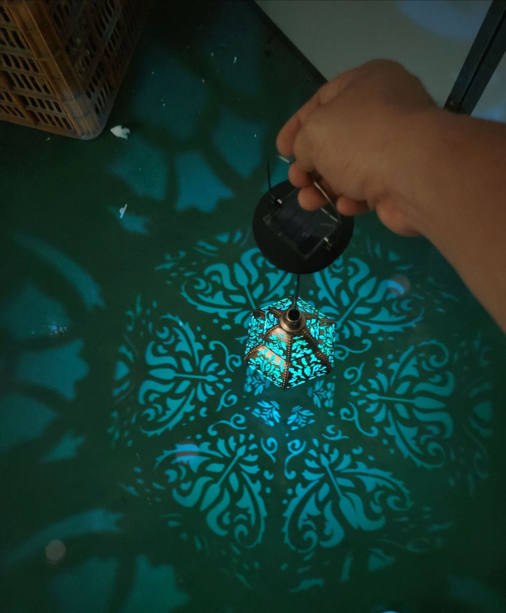 Baroque cross-border European and American style garden lamp, solar-powered iron art baroque hollow-out projection lamp for artistic ambiance in homestays
