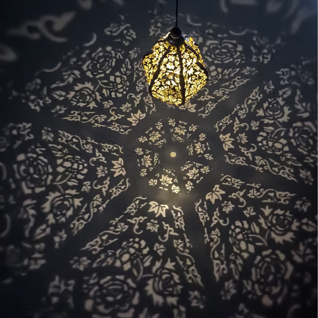 Baroque cross-border European and American style garden lamp, solar-powered iron art baroque hollow-out projection lamp for artistic ambiance in homestays