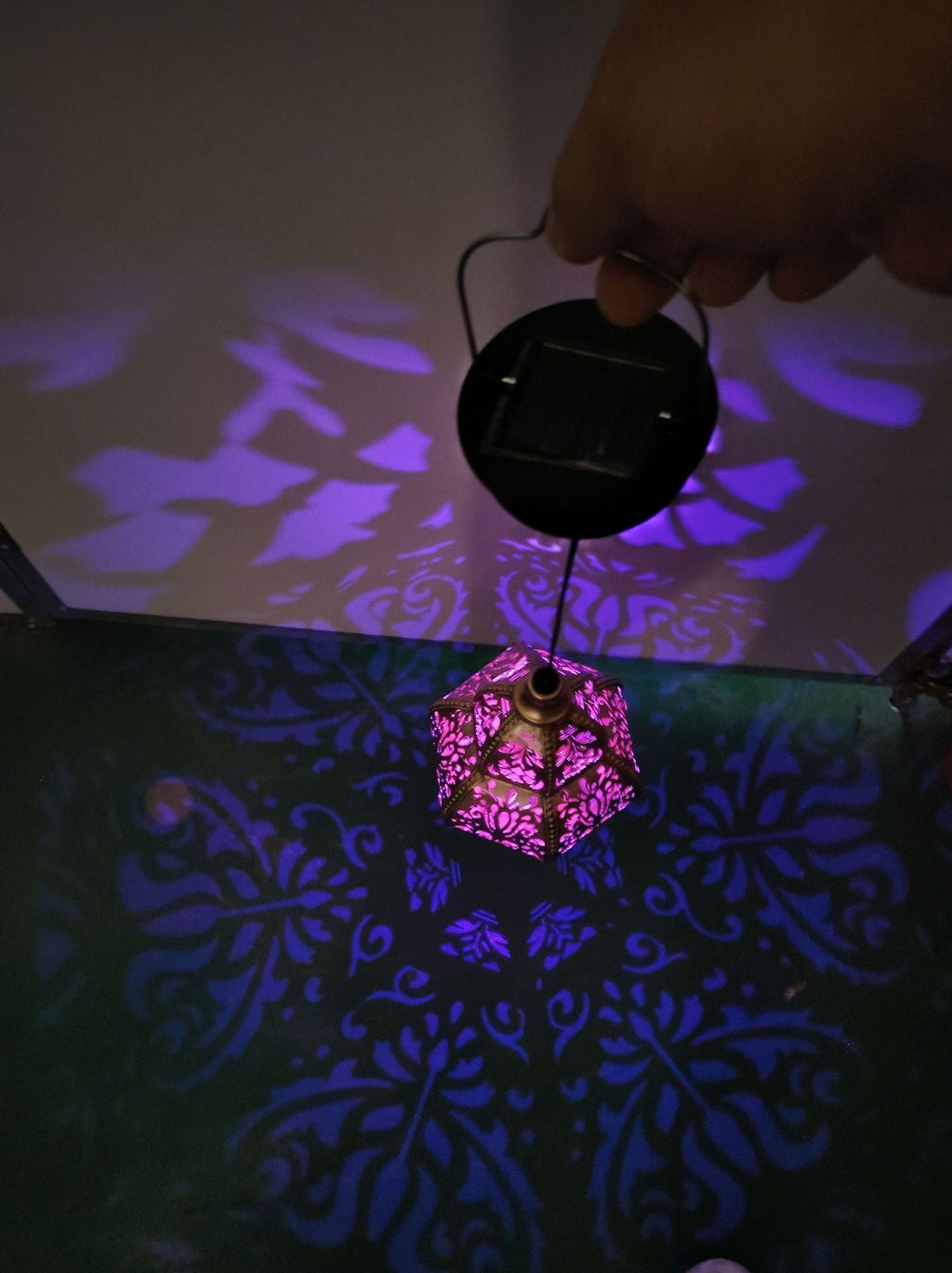 Baroque cross-border European and American style garden lamp, solar-powered iron art baroque hollow-out projection lamp for artistic ambiance in homestays
