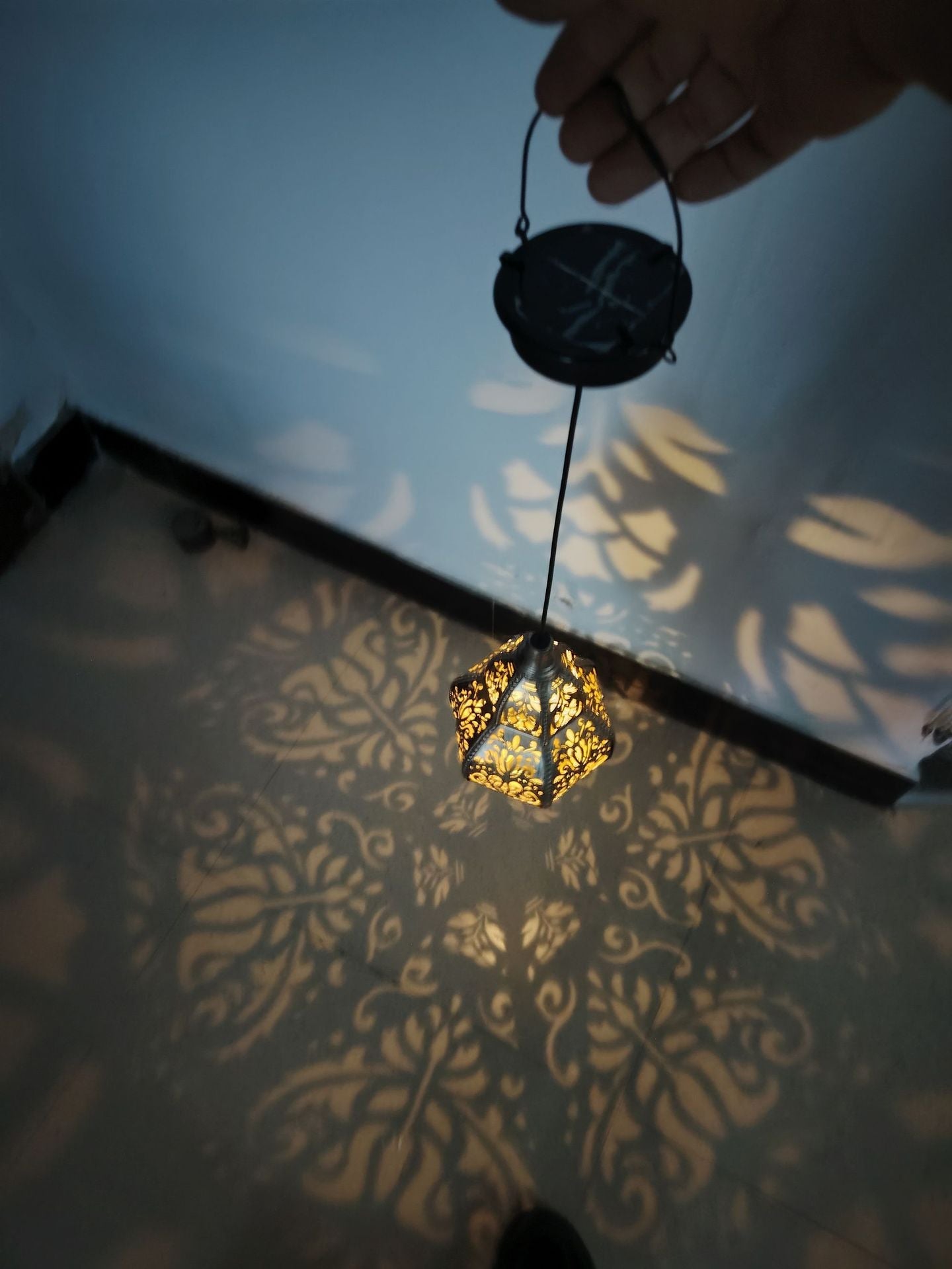 Baroque cross-border European and American style garden lamp, solar-powered iron art baroque hollow-out projection lamp for artistic ambiance in homestays