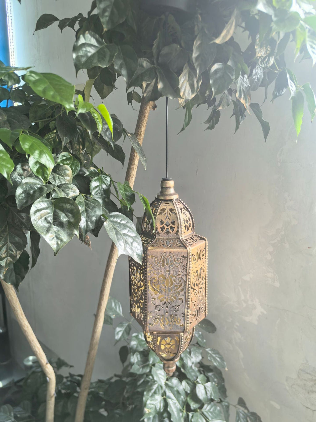 Baroque cross-border European and American style garden lamp, solar-powered iron art baroque hollow-out projection lamp for artistic ambiance in homestays