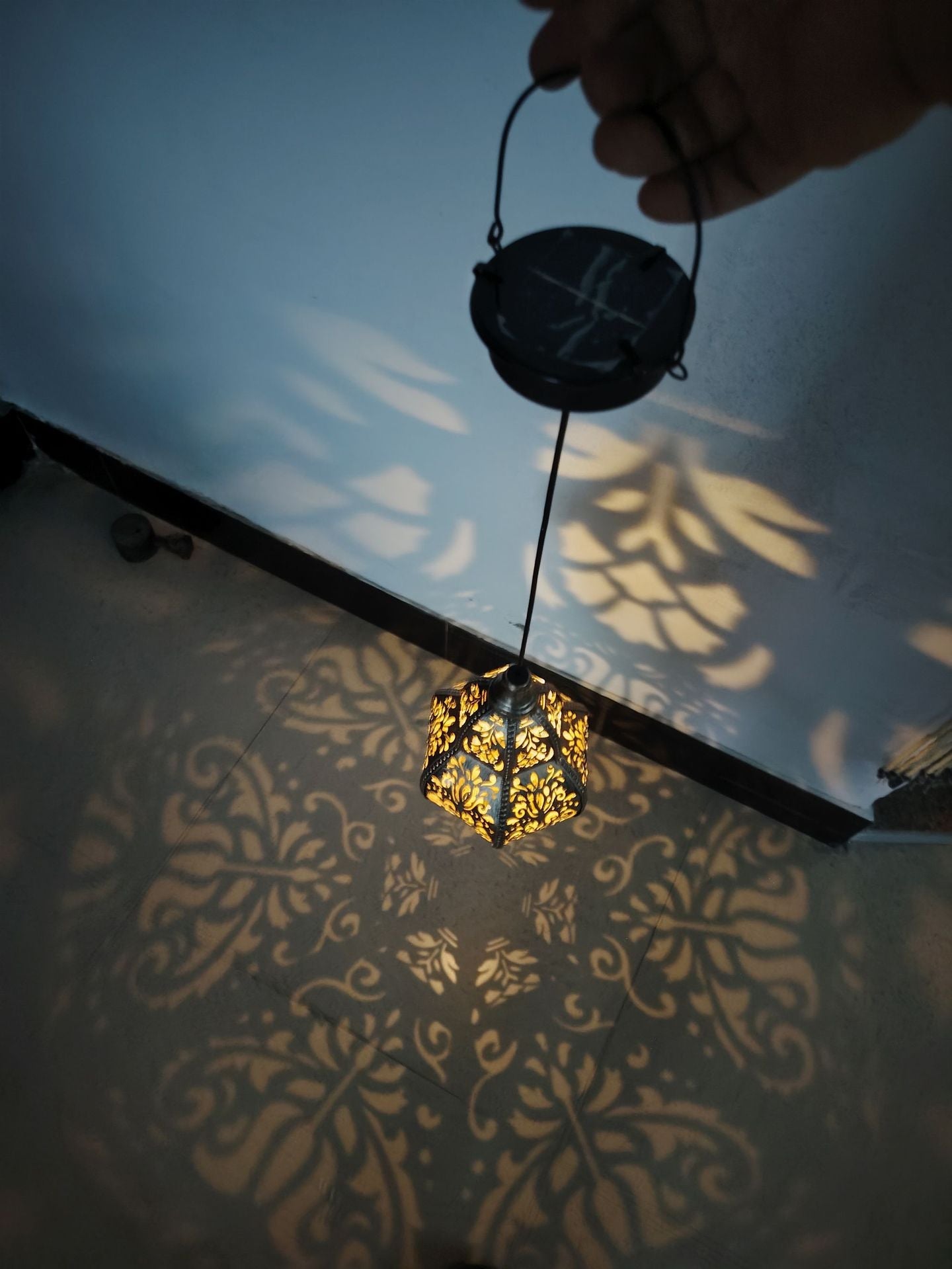 Baroque cross-border European and American style garden lamp, solar-powered iron art baroque hollow-out projection lamp for artistic ambiance in homestays
