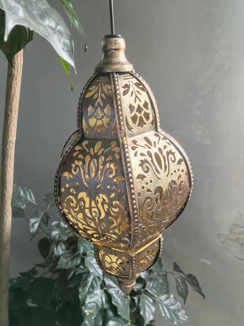 Baroque cross-border European and American style garden lamp, solar-powered iron art baroque hollow-out projection lamp for artistic ambiance in homestays